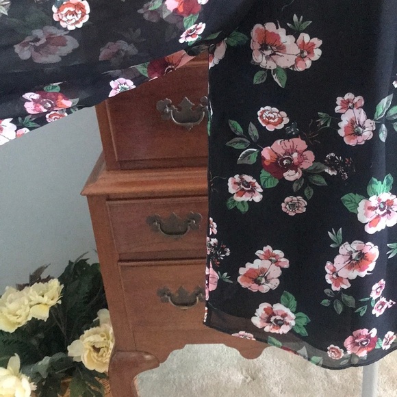 CAbi Garden Black Floral Blouse Size Medium - Picture 4 of 9